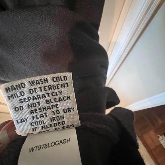 Stunning and 100% cashmere dress, size large but fits more like a medium - Picture 4 of 5